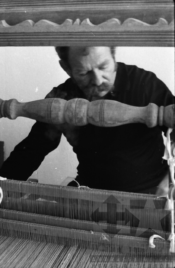 THM-BJ-10905 - Mözsi Szabó István festő a szövőszékben Szekszárdon az 1970-es években