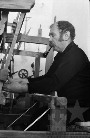 THM-BJ-10906 - Mözsi Szabó István festő a szövőszékben Szekszárdon az 1970-es években