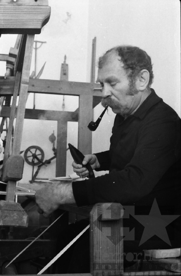 THM-BJ-10907 - Mözsi Szabó István festő a szövőszékben Szekszárdon az 1970-es években