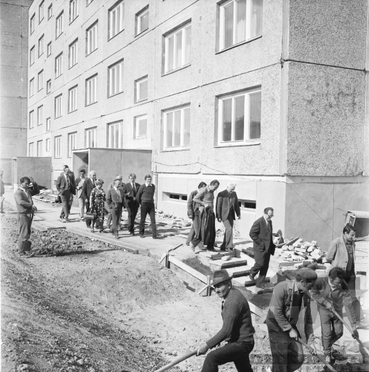 THM-BJ-10964 - Városi képviselők építkezés bejáráson Szekszárdon az 1970-es években