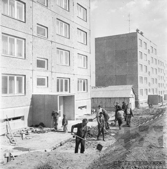 THM-BJ-10965 - Városi képviselők építkezés bejáráson Szekszárdon 1970-es években