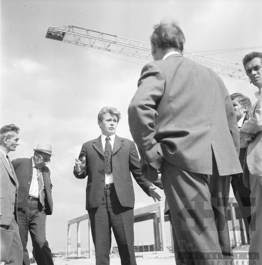 THM-BJ-10967 - Városi képviselők építkezés bejáráson Szekszárdon 1970-es években