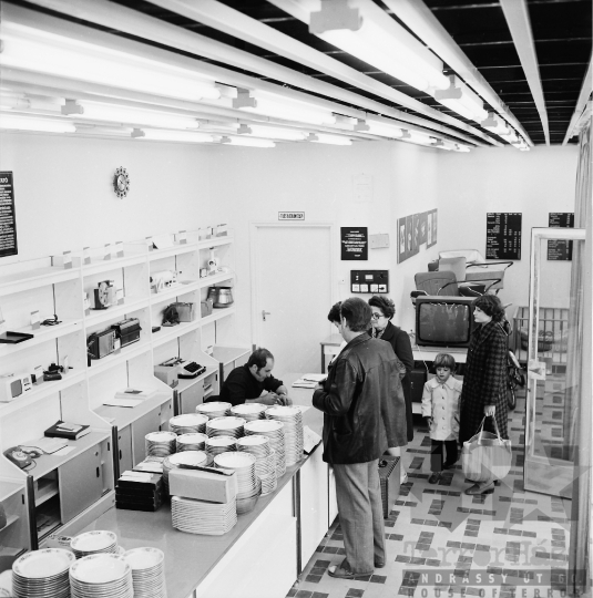THM-BJ-10981 - Kölcsönző bolt Szekszárdon az 1970-es években