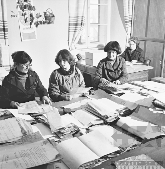THM-BJ-11023 - Munka a Tolna Megyei Levéltárban Szekszárdon az 1970-es években