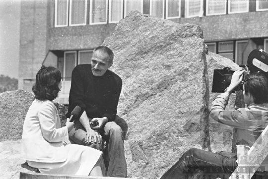 THM-BJ-11062 - Varga Imre szobrászművész Szekszárdon az 1980-as években