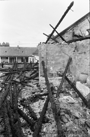 THM-BJ-11114 - Kiégett ház Decsen az 1980-as években 