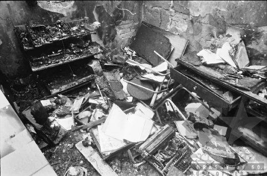 THM-BJ-11115 - Kiégett ház Decsen az 1980-as években 