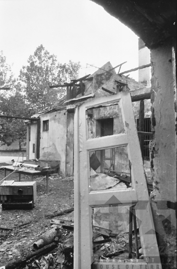 THM-BJ-11116 - Kiégett ház Decsen az 1980-as években 