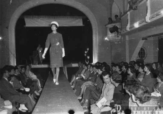 THM-BJ-11158 - Divatbemutató Szekszárdon az 1960-as években