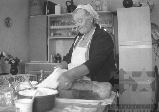 THM-BJ-11203 - Kalácssütés Cikón az 1980-as években