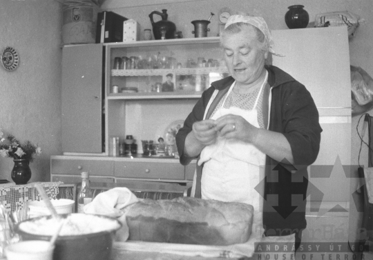 THM-BJ-11204 - Kalácssütés Cikón az 1980-as években