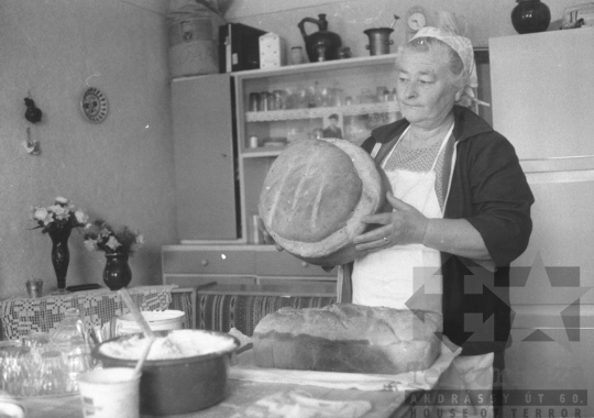 THM-BJ-11205 - Kalácssütés Cikón az 1980-as években