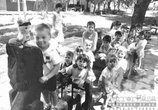 THM-BJ-11206 - Gyerekek az óvoda udvarán