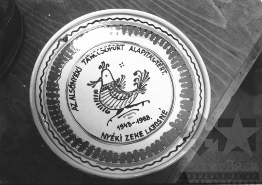 THM-BJ-11208 - Dísztányér az alsónyéki tánccsoport alapításának emlékére az 1990-es években