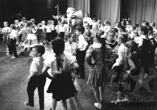 THM-BJ-11215 - Óvodások mikulás ünnepsége Szekszárdon az 1980-as években