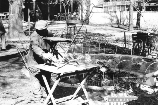 THM-BJ-11225 - Kerti bútorok festése a szekszárdi Sörkertben az 1960-as években