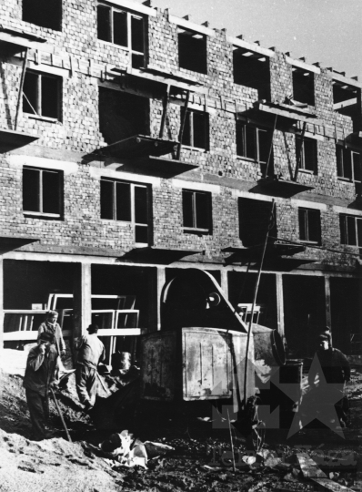 THM-BJ-11231 - Ötven lakásos lakóház építése Szekszárdon az 1960-as években