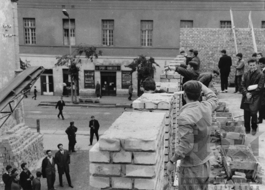 THM-BJ-11293 - Ipari tanulók a a Közútkezelő Vállalat irodaházán Szekszárdon az 1960-as években