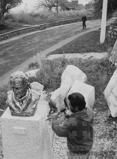 THM-BJ-11298 - Farkas Pál: Szentgyörgyi Albert szobra Egerben az 1990-es években