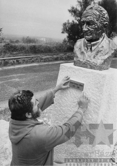 THM-BJ-11299 -  Farkas Pál: Szentgyörgyi Albert szobra Egerben az 1990-es években