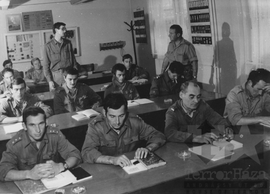 THM-BJ-11393 -  Elméleti oktatás a szekszárdi tűzoltólaktanyában az 1980-as években