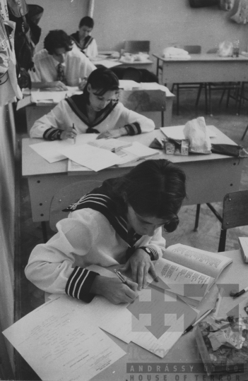 THM-BJ-11396 - Írásbeli vizsga Szekszárdon az 1980-as években