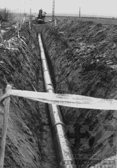 THM-BJ-11444 - Gázcsövek fektetése Fadd határában az 1980-as években
