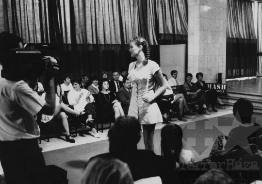 THM-BJ-11459 - Divatbemutató Szekszárdon az 1980-as években