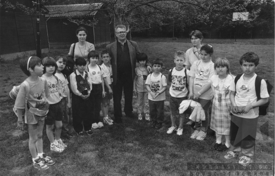 THM-BJ-11467 - Kiránduló gyerekek Szekszárd-Sötétvölgyben az 1980-as években