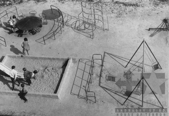 THM-BJ-11480 - Kadarka lakótelep játszótere Szekszárdon az 1970-es években