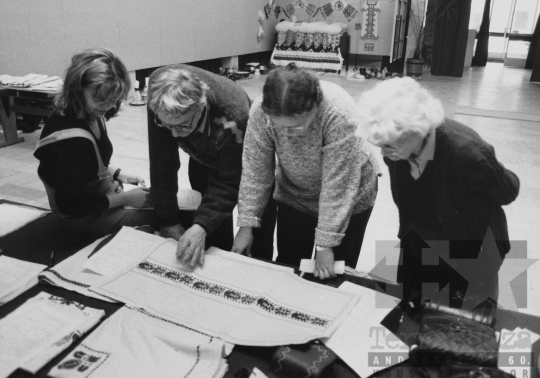 THM-BJ-11516 - Népművészeti kiállítás Szekszárdon az 1980-as években