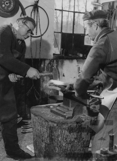 THM-BJ-11529 - Munka a termelőszövetkezet kovácsműhelyében az 1970-es években