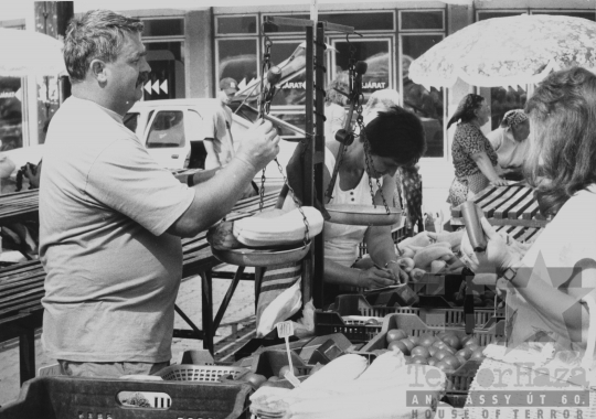 THM-BJ-11552 - Szekszárdi piac az 1980-as években