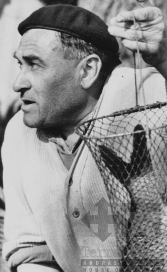 THM-BJ-11561 - Halra váró asszonyok a Duna-parton az 1960-as években