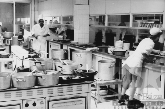 THM-BJ-11565 - Önkiszolgálló étterem Szekszárdon az 1970-es években