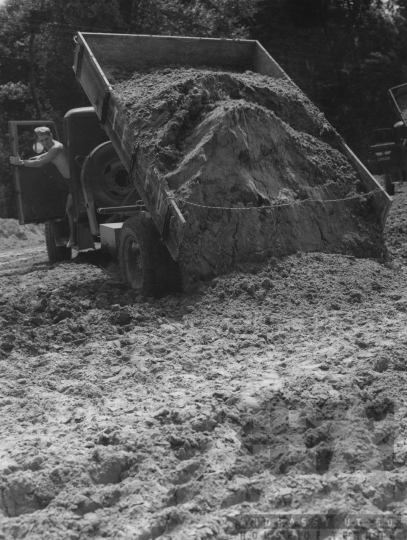 THM-BJ-11655 - Gátépítés nyári árvíz után Pörbölyön az 1960-as években