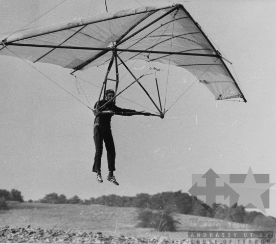 THM-BJ-11667a - Sárkányrepülő Alsónánán az 1970-es években