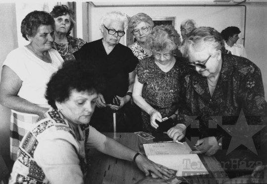 THM-BJ-11675 - Nyugdíjasok a Szekszárdi Bőrdíszműben az 1980-as években