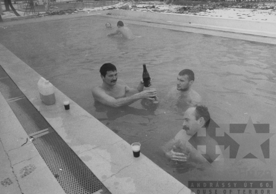 THM-BJ-11739 - Szilveszteri fürdőzés Simontornyán az 1980-as években