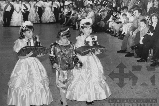 THM-BJ-11743 - Farsangi bál a lengyeli szakiskolában  az 1980-as években