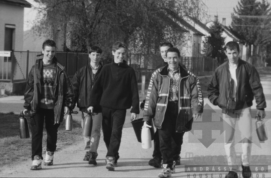 THM-BJ-11757 - Locsolkodás Decsen az 1980-as években