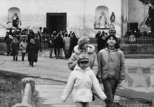 THM-BJ-11800 - Hívők karácsonyi mise után Kakasdon az 1980-as években