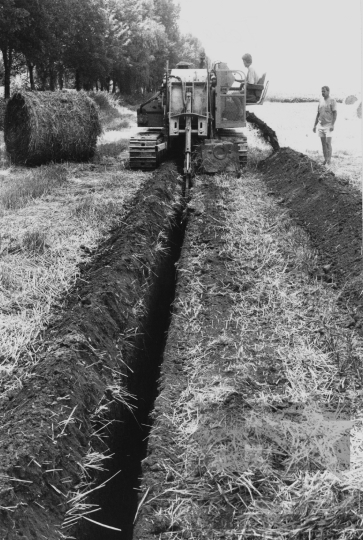 THM-BJ-11826 - Telefonvonal fektetése Fadd-Domborinál az 1980-as években