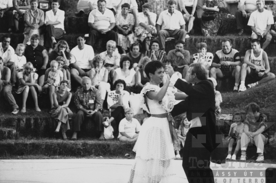 THM-BJ-11832 - Operettelőadás Györkönyben az 1980-as években