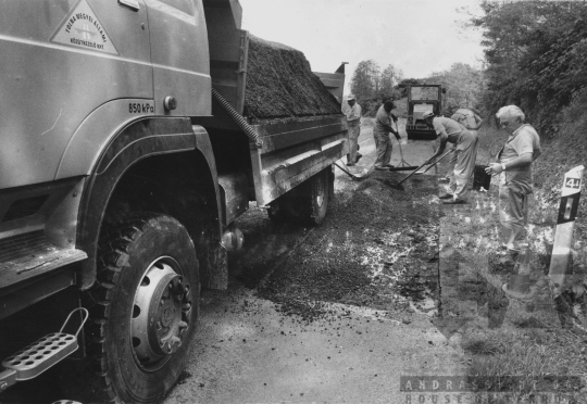 THM-BJ-11834 - Útjavítás Nagyszékely mellett az 1980-as években