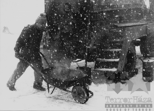 THM-BJ-11840 - Útjavítás Szekszárdon az 1980-as években