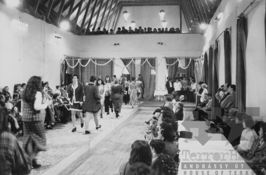 THM-BJ-11855 - Divatbemutató Dunakömlődön az 1980-as években