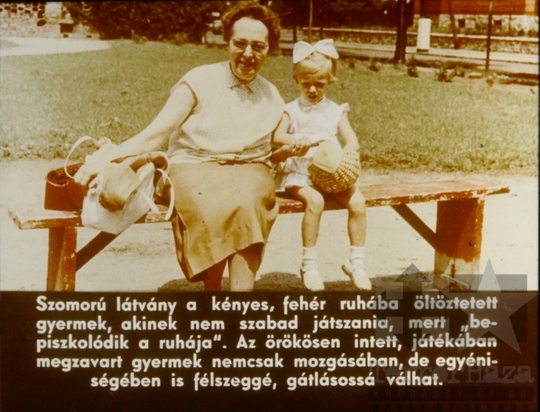 THM-DIA-2018.2.24.08 - Az óvodások és iskolások öltöztetése