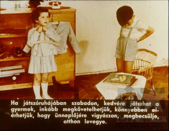 THM-DIA-2018.2.24.15 - Az óvodások és iskolások öltöztetése