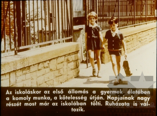 THM-DIA-2018.2.24.27 - Az óvodások és iskolások öltöztetése